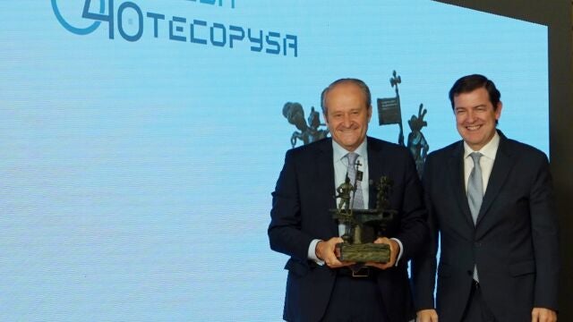 El presidente de la Junta de Castilla y León Alfonso Fernández Mañueco, entrega un galardón a el presidente de Grupo Tecopy, José Ramón Jiménez Iglesias, en la clausura el acto de aniversario de Tecopysa y Cotesa