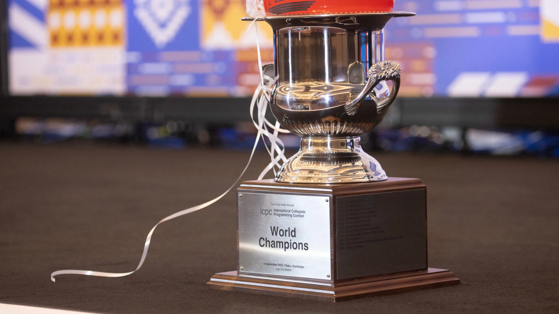 Trofeo que acredita al vencedor del campeonato de programación ICPC 2025