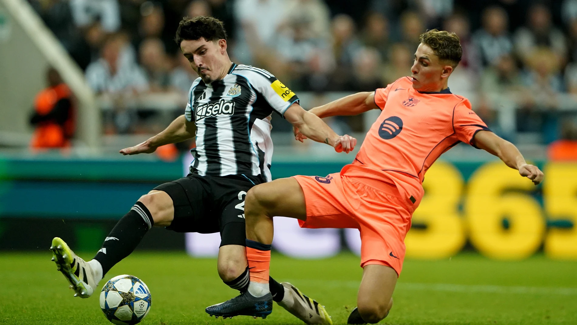 18 September 2025, United Kingdom, Newcastle: Newcastle United's Tino Livramento (L) and Barcelona's Fermin Lopez (R) battle for the ball during the UEFA Champions League soccer match between Newcastle United and FC Barcelona at St. James' Park. Photo: Owen Humphreys/PA Wire/dpa 18/09/2025 ONLY FOR USE IN SPAIN