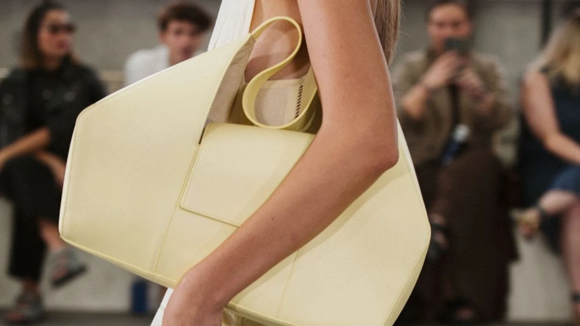 Los bolsos XL que dominarán la próxima temporada y cómo llevarlos con estilo