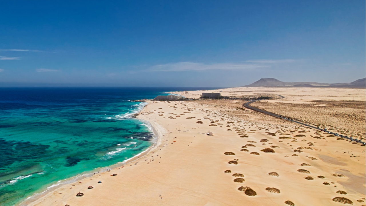 Más cabras que personas y playas de otro mundo: así es la isla más antigua de España