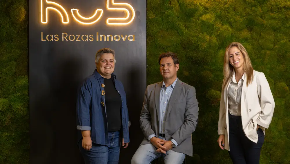 De izquierda a derecha, Ana Herrera, directora de Las Rozas Innova; el alcalde de Las Rozas, José de la Uz y la concejala de Economía, Innovación y Empleo de Las Rozas, Alba Monteiro