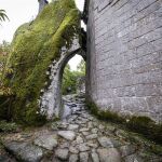 Así es el pueblo que escondió el monasterio más antiguo de Galicia dentro de una montaña