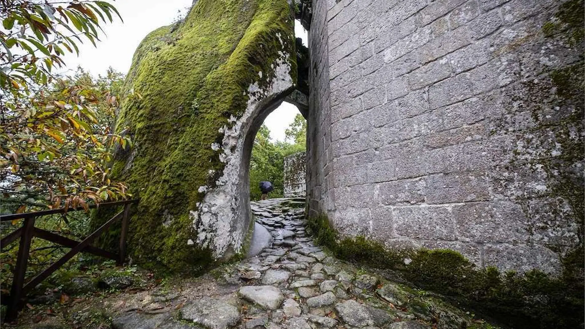 Así es el pueblo que escondió el monasterio más antiguo de Galicia dentro de una montaña