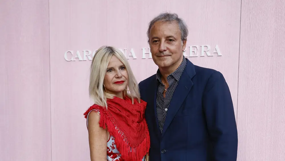 Eugenia Martínez de Irujo y su marido Narcís Rebollo posan este jueves a su llegada al desfile de Carolina Herrera, que presenta su colección primavera-verano 2026, en la Plaza Mayor de Madrid.