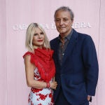 Eugenia Martínez de Irujo y su marido Narcís Rebollo posan este jueves a su llegada al desfile de Carolina Herrera, que presenta su colección primavera-verano 2026, en la Plaza Mayor de Madrid. 