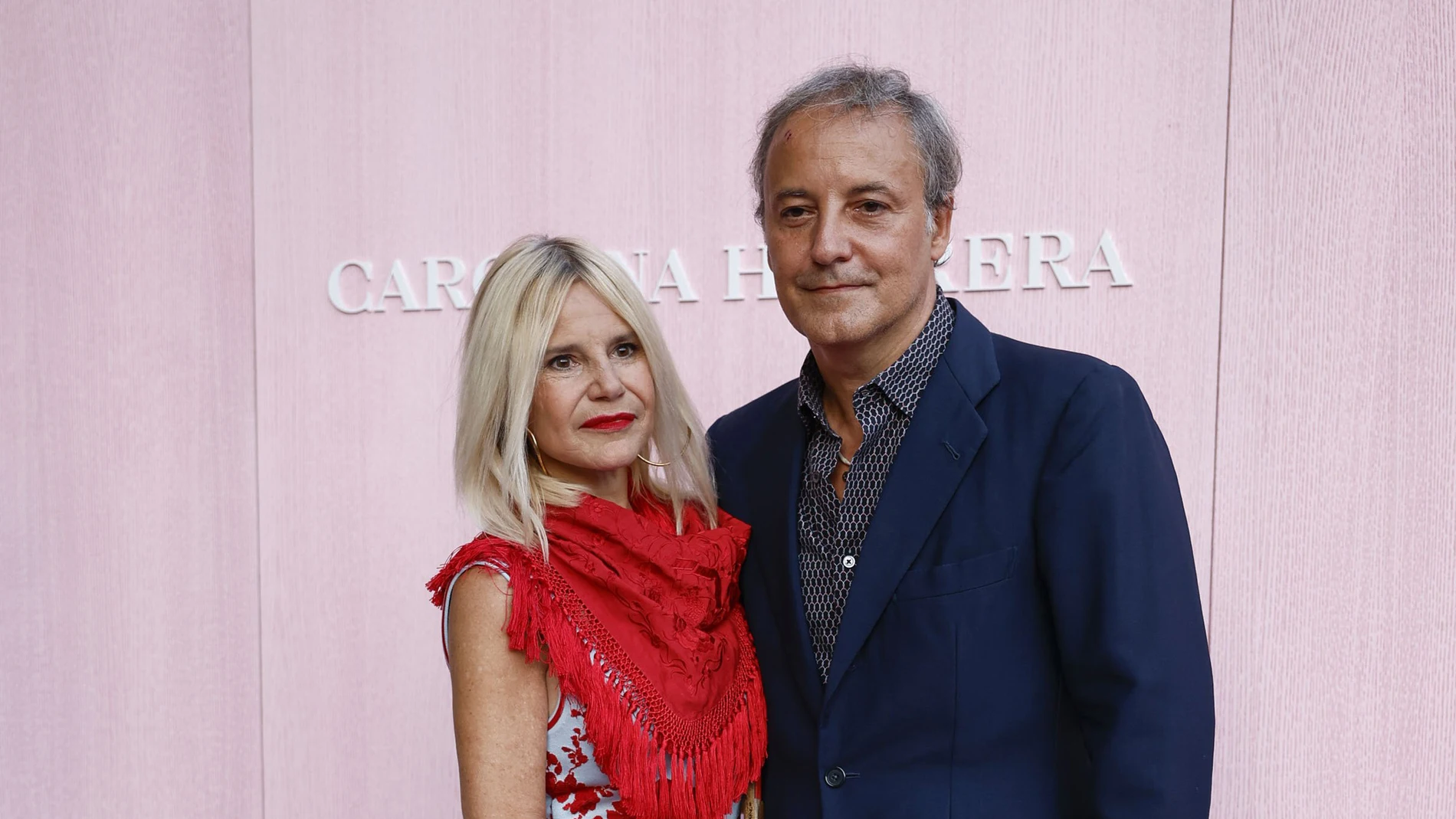 Eugenia Martínez de Irujo y su marido Narcís Rebollo posan este jueves a su llegada al desfile de Carolina Herrera, que presenta su colección primavera-verano 2026, en la Plaza Mayor de Madrid.