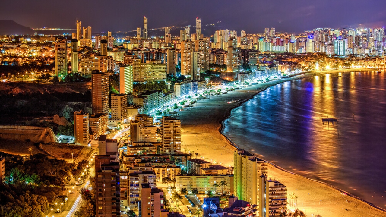 La Policía Nacional detiene en Benidorm a una turista británica acusada de asfixiar a una amiga con el cable de la aspiradora