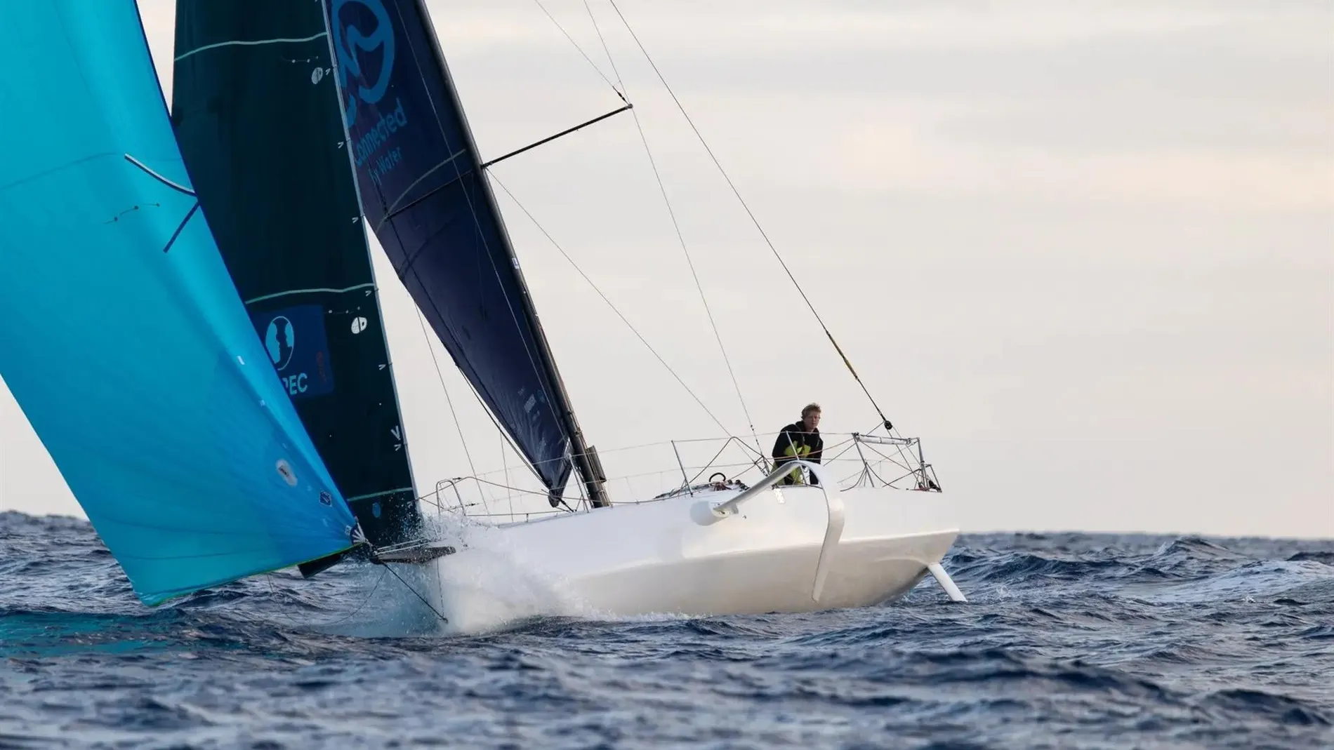 Charlotte Yven lidera la flota de La Solitaire du Figaro Paprec en las últimas 80 millas hacia Vigo