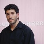 El cantante Sebastián Yatra posa este jueves a su llegada al desfile de Carolina Herrera, que presenta su colección primavera-verano 2026, en la Plaza Mayor de Madrid. 