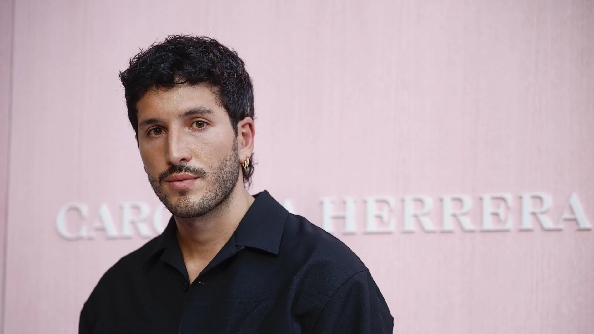 El cantante Sebastián Yatra posa este jueves a su llegada al desfile de Carolina Herrera, que presenta su colección primavera-verano 2026, en la Plaza Mayor de Madrid.