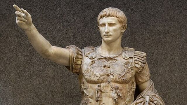 Estatua de César Augusto en el Museo Chiaramonti de la Ciudad del Vaticano. Estatua de César Augusto en el Museo Chiaramonti de la Ciudad del Vaticano.