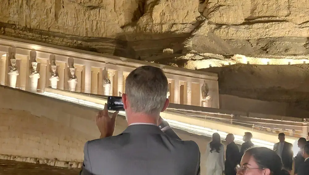 El Rey Felipe en el templo de Hatsheput, en Luxor