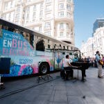 La actuación sorpresa de Hey Kid y Paula Mattheus, en el centro de la capital, ha servido como anticipo de lo que se verá el viernes y sábado en el festival Jardín de las Delicias 