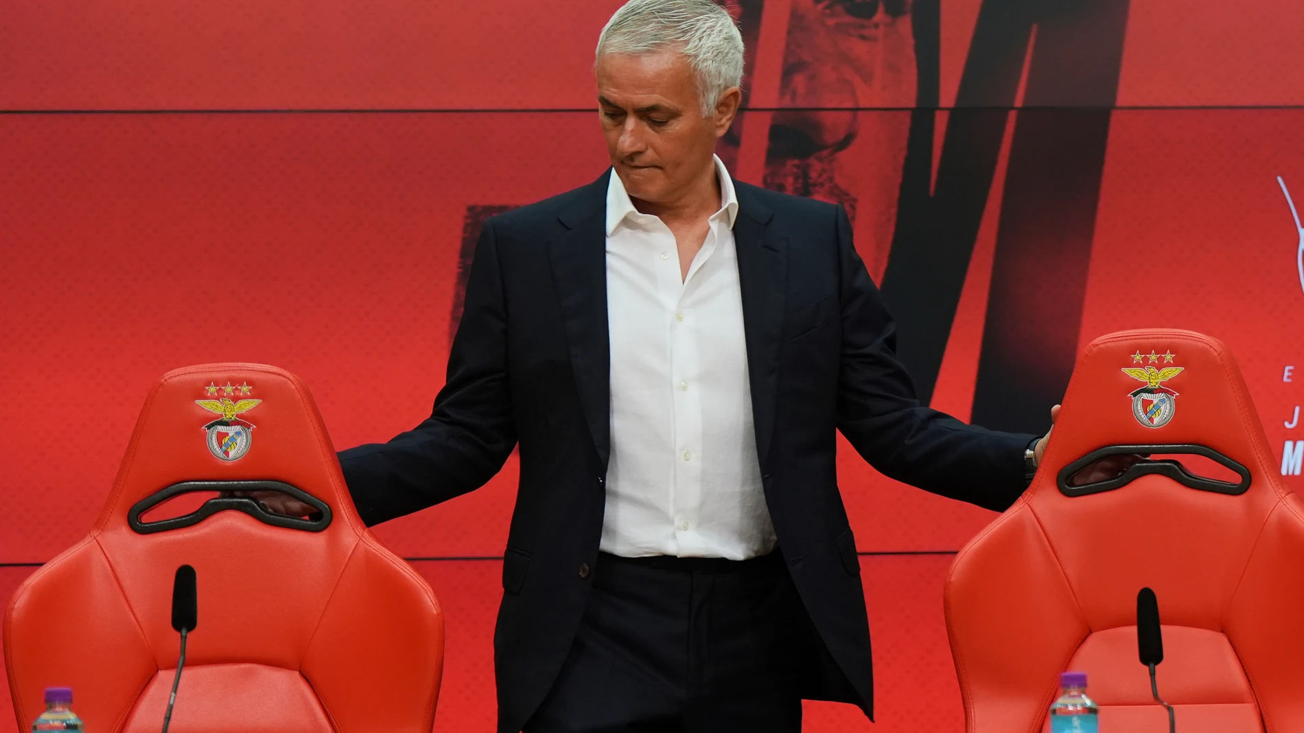 José Mourinho arrives at a press conference in Lisbon, Thursday, Sept. 18, 2025, announcing his return to coaching in Portugal with Benfica on a two-year contract. (AP Photo/Ana Brigida)