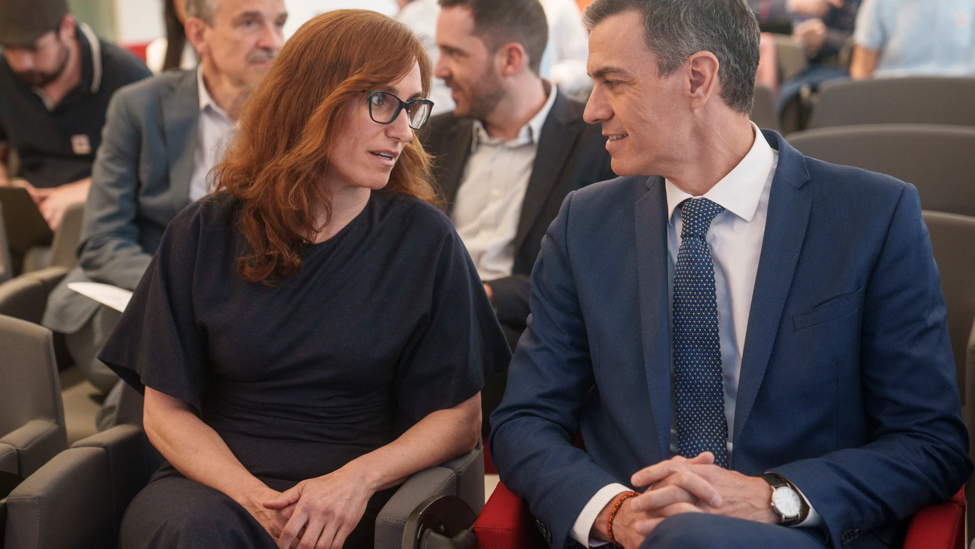 El presidente del Gobierno, Pedro Sánchez, junto a la ministra de Sanidad, Mónica García, en un acto celebrado en la sede del Colegio Nacional de Ópticos-Optometristas