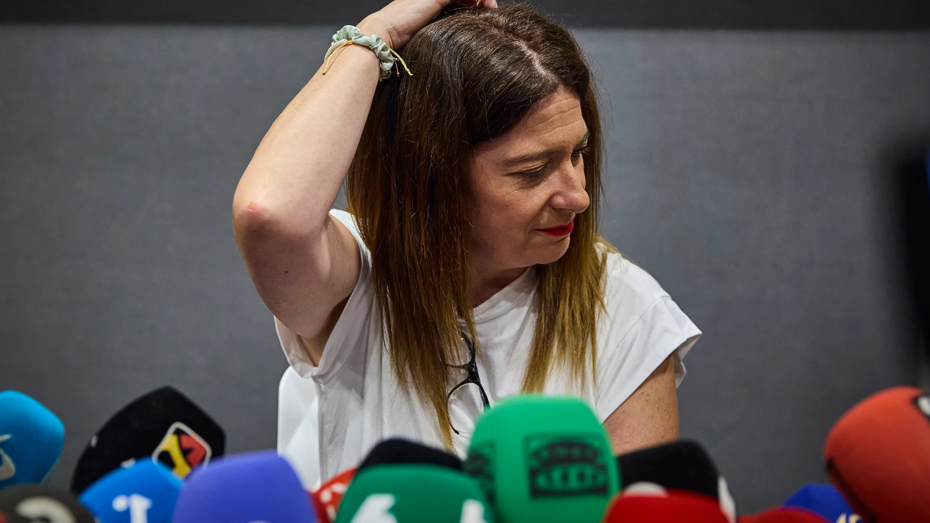 La exmilitante socialista Leire Díez, que aparece en diversos audios haciendo gestiones contra mandos de la Unidad Central Operativa (UCO) de la Guardia Civil, ha comparecido este miércoles desde el Hotel Novotel de Madrid, donde había convocado a la prensa después de haberse reunido este martes en Ferraz con el jefe de los servicios jurídicos del PSOE y haberse dado de baja como afiliada del PSOE. En medio de la comparecencia ha irrumpido por sorpresa Aldama, el presunto comisionista del cas...