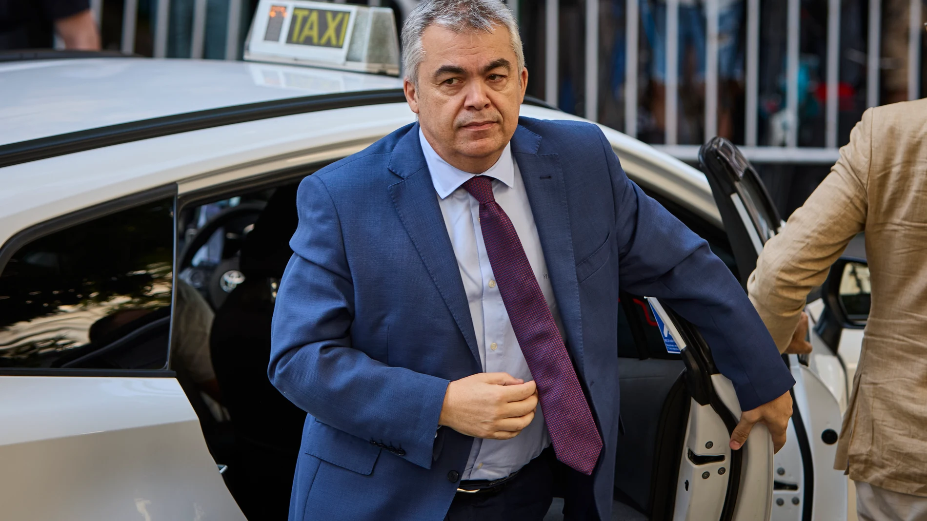 El exsecretario de organización del PSOE, Santos Cerdán , a su llegada al Tribunal Supremo en Madrid, este lunes. El juez del Tribunal Supremo Leopoldo Puente ha ordenado investigar todas las cuentas, inmuebles y el correo corporativo del que fuera número tres del Partido Socialista para discernir sobre su posible implicación como gestor del cobro de comisiones en adjudicaciones de obras públicas y los audios grabados presuntamente por Koldo García entre 2019 y 2023. © Alberto R. Roldán / Dia...