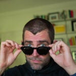 Chris Cox, jefe de producto de Meta, posa con un ejemplar de las primeras gafas inteligentes de la compañía Chris Cox, jefe de producto de Meta, posa con un ejemplar de las primeras gafas inteligentes de la compañía