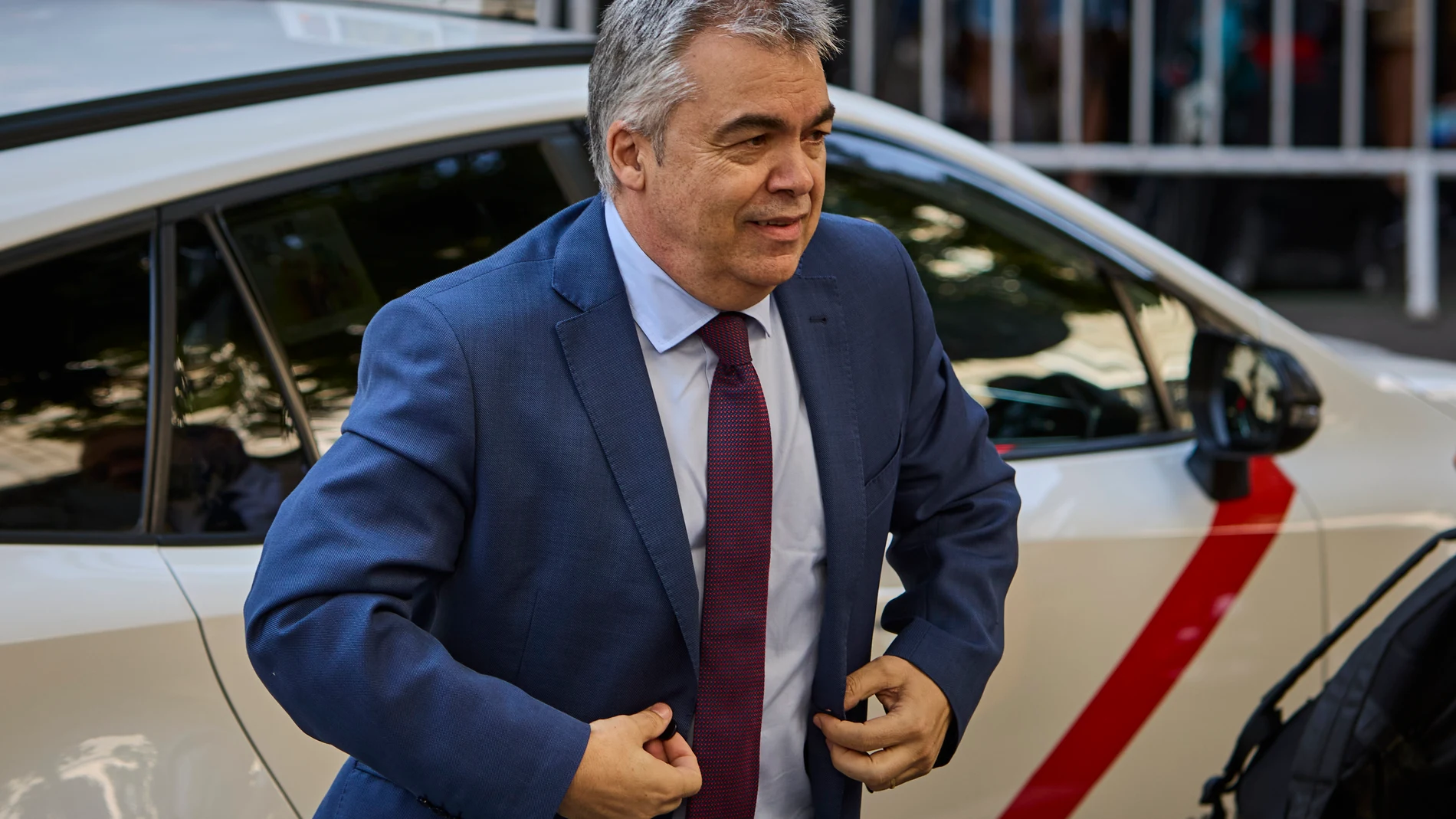El exsecretario de organización del PSOE, Santos Cerdán , a su llegada al Tribunal Supremo en Madrid, este lunes. El juez del Tribunal Supremo Leopoldo Puente ha ordenado investigar todas las cuentas, inmuebles y el correo corporativo del que fuera número tres del Partido Socialista para discernir sobre su posible implicación como gestor del cobro de comisiones en adjudicaciones de obras públicas y los audios grabados presuntamente por Koldo García entre 2019 y 2023. © Alberto R. Roldán / Dia...