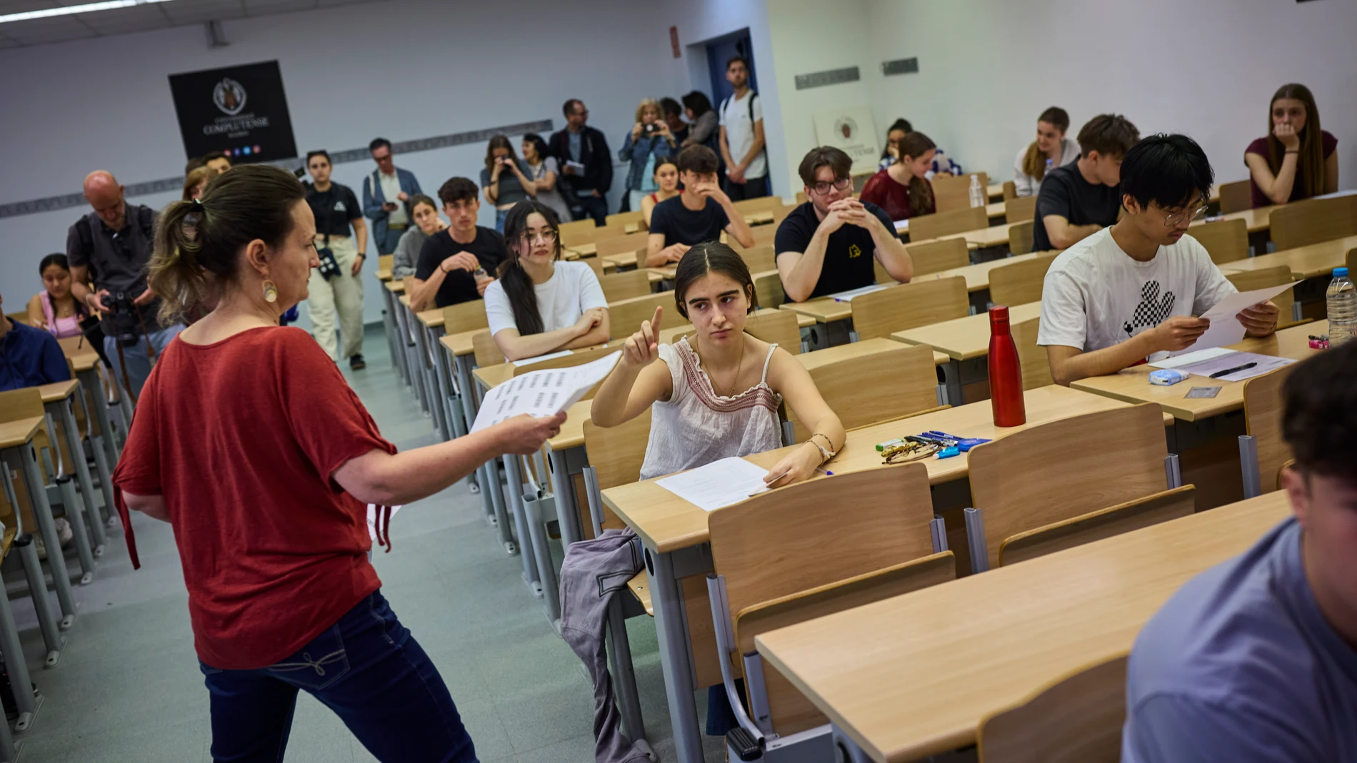 Los días 3, 4, 5 y 6 de junio, un total de 39.801 alumnos madrileños se examinan de la nueva Prueba de Acceso a la Universidad (PAU), antigua EVAU / Selectividad. que este año será más exigente ya que solo habrá un modelo de examen por asignatura y se incluirán más preguntas prácticas, unos cambios que podrían impactar en las calificaciones. En la imagen, estudiantes esta mañana antes de los exámenes en Madrid, en la Facultad de Ciencias Químicas de la Ciudad Universitaria. © Alberto R. Roldá...