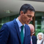 El presidente del Gobierno, Pedro Sánchez, acompañado del expresidente José Luis Rodríguez Zapatero y los mini
