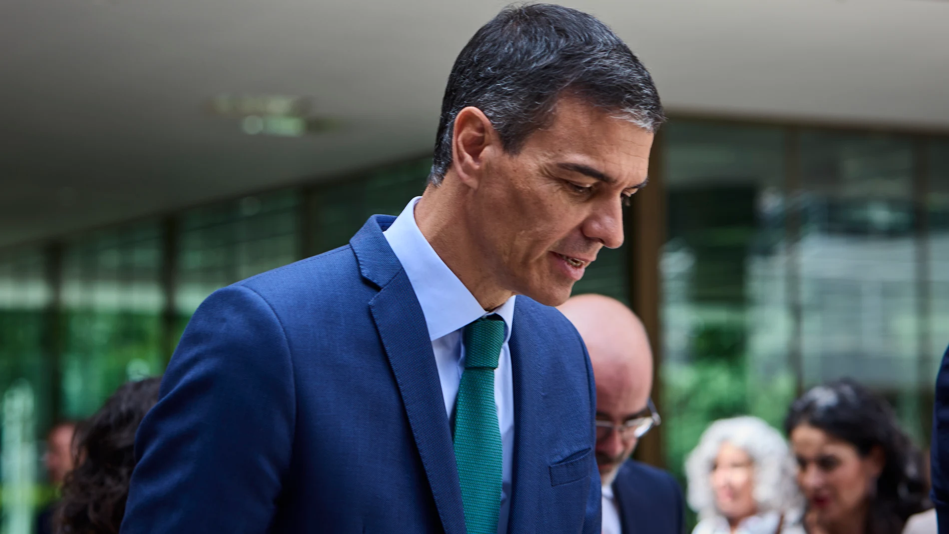 El presidente del Gobierno, Pedro Sánchez, acompañado del expresidente José Luis Rodríguez Zapatero y los ministros de Igualdad, Ana Redondo e Interior, Fernando Grande Marlaska, a su llegada este lunes al Museo del Traje en Madrid con motivo del acto conmemorativo del 20º aniversario de la ley que legalizó en España el matrimonio entre personas del mismo sexo © Alberto R. Roldán / Diario La Razón. 23 06 2025