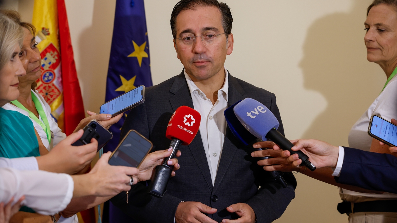 Albares descarta romper relaciones con Israel "de momento"
