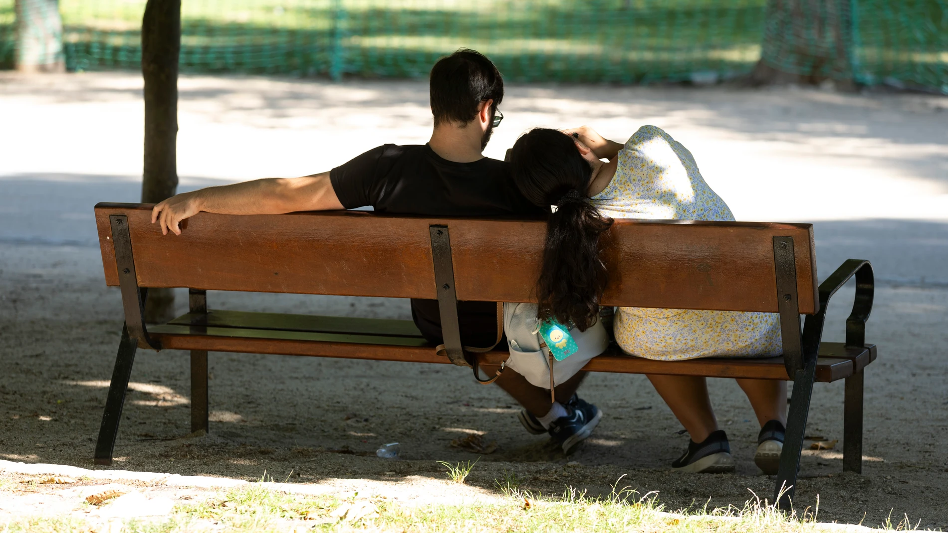 Una pareja joven en el parque de El Retiro.