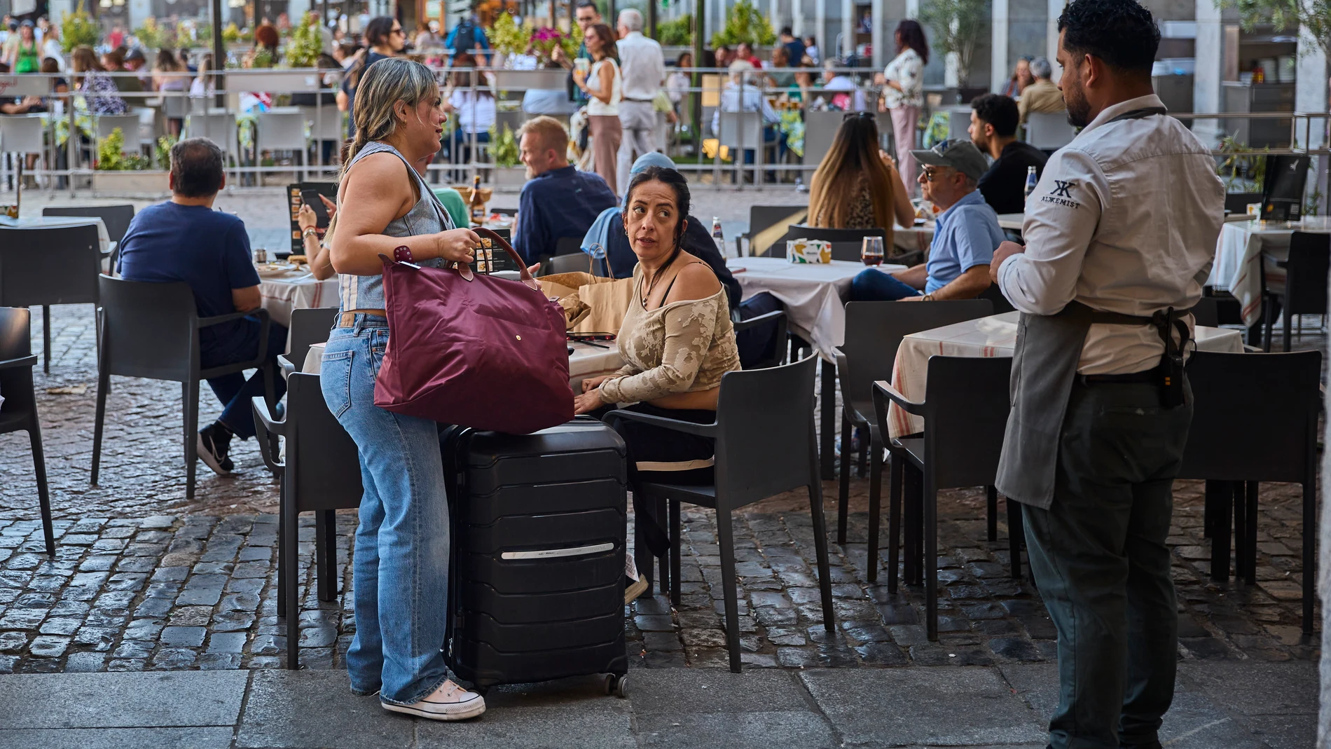 Turistas en Madrid. Consumo. Bares, terrazas y restaurantes, Camareros. Tiendas de Souvenirs. © Alberto R. Roldán / Diario La Razón. 25 05 2025