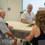 El doctor Jordi Gascón en consulta con un paciente 