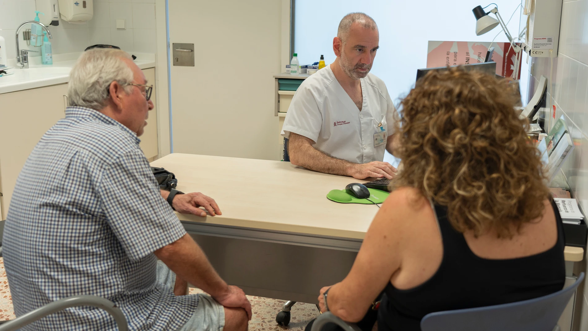 El doctor Jordi Gascón en consulta con un paciente