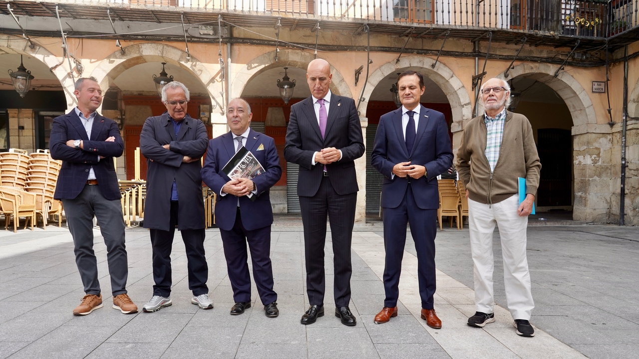 Dos placas colocadas en la Plaza Mayor de León rinden homenaje al origen de la Casa Botines y al lugar donde pintó Sorolla