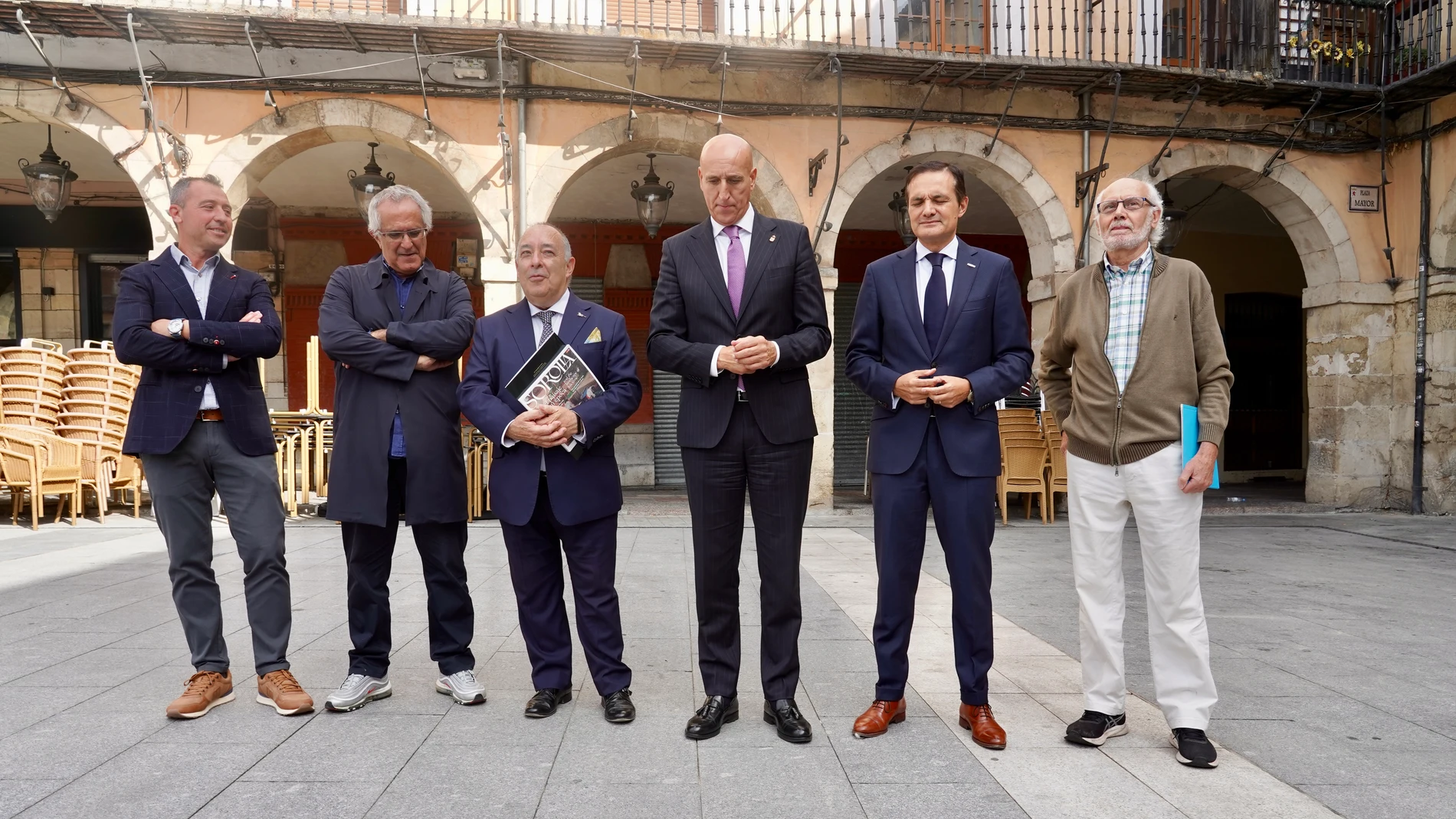 El director del Museo Casa Botines Gaudí, Raúl Fernández; el alcalde de León, José Antonio Diez; el doctor en Historia Carmelo Lucas y el investigador Miguel Ángel Cordero presentan las placas conmemorativas sobre el origen de Casa Botines y las visitas de Sorolla a León