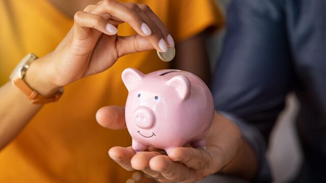 Cómo ahorrar sin darte cuenta: trucos de “ahorro automático” que ofrecen bancos y apps
