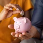 Cómo ahorrar sin darte cuenta: trucos de “ahorro automático” que ofrecen bancos y apps