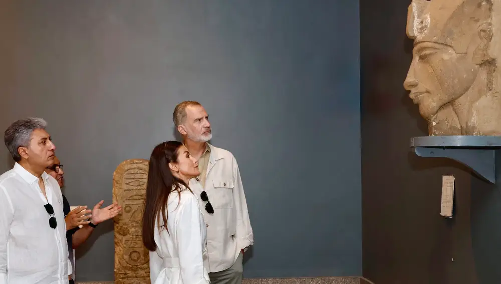 Los Reyes visitan Museo y excavaciones de Luxor