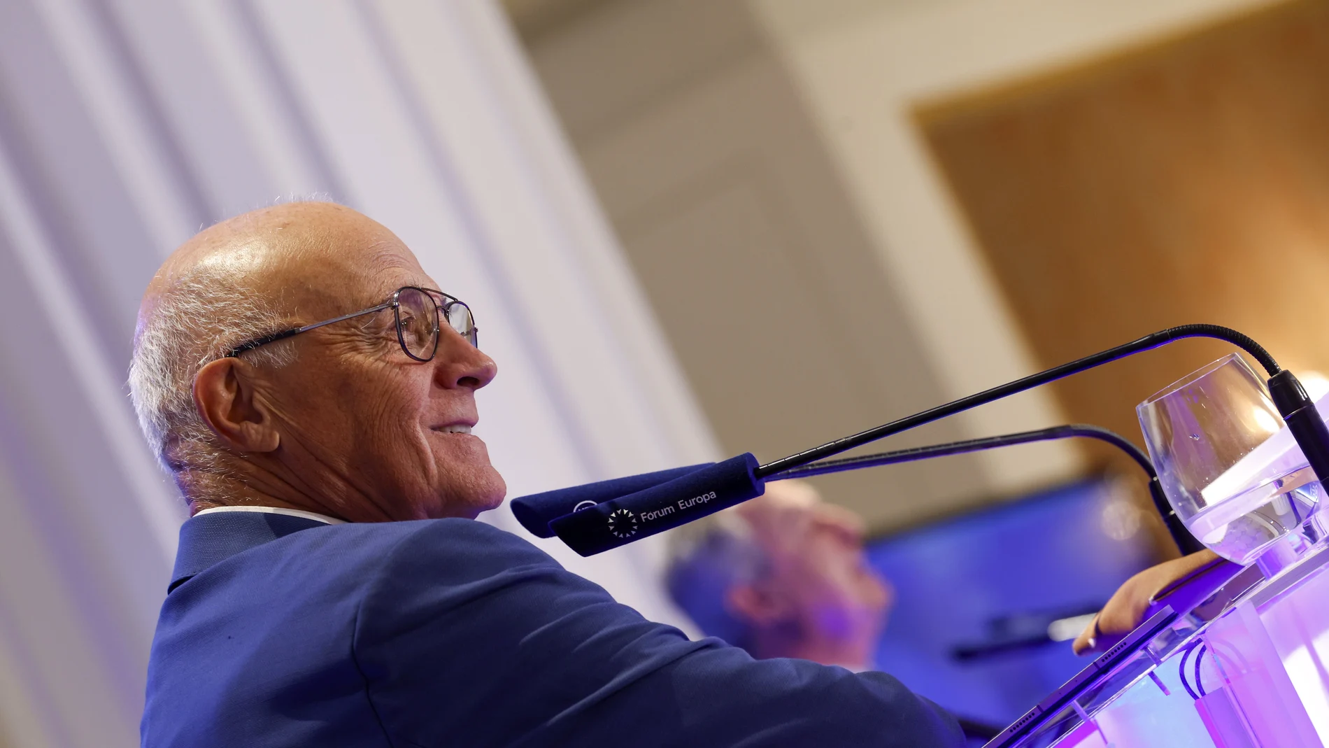 El presidente del Banco Sabadell, Josep Oliu, participa este viernes en el Foro Nueva Economía, mientras continúa abierto el plazo para que sus accionistas decidan si aceptan la oferta de compra lanzada por el BBVA.