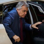 El exsecretario de organización del PSOE, Santos Cerdán , a su llegada al Tribunal Supremo en Madrid, este lun