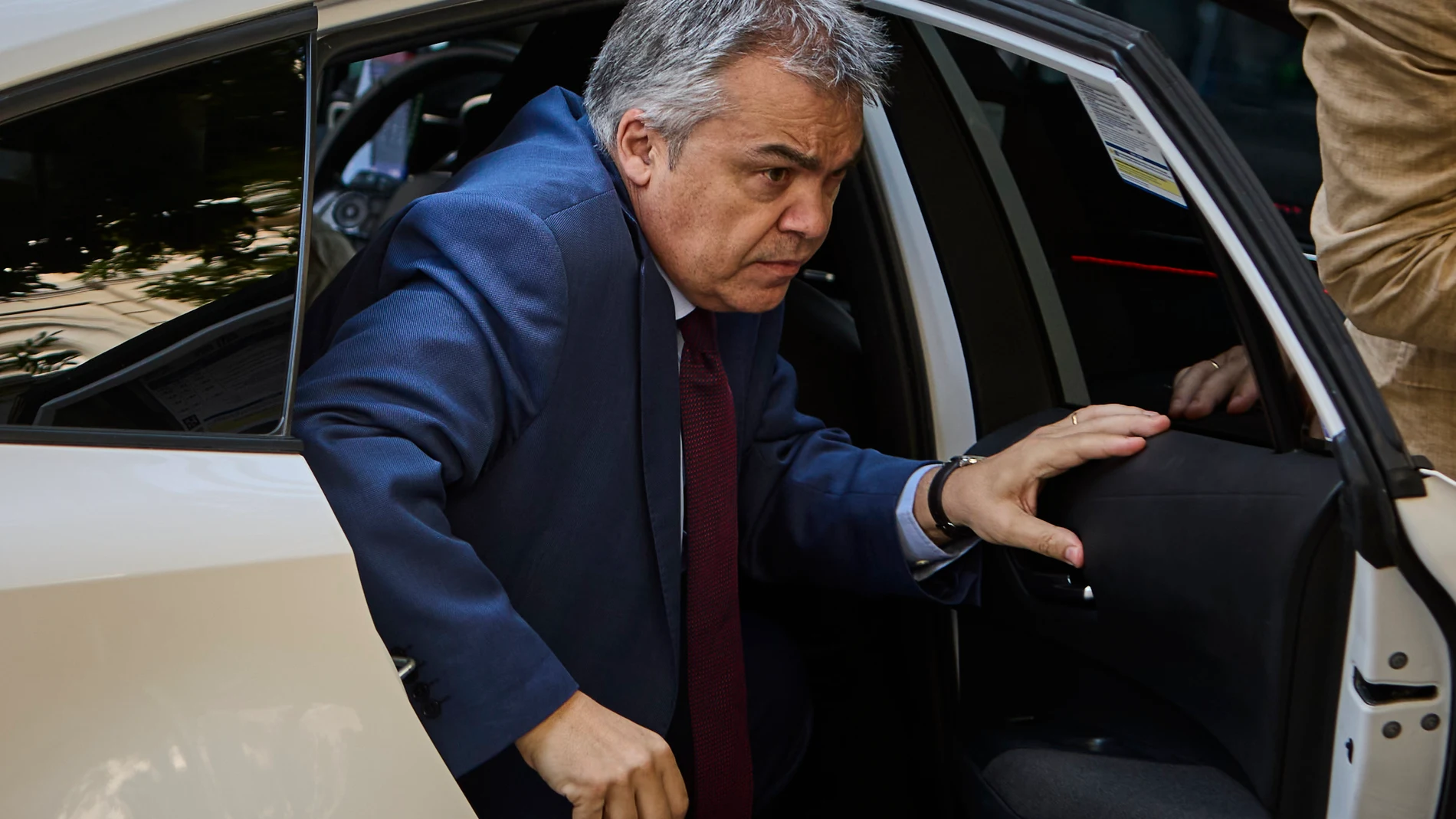 El exsecretario de organización del PSOE, Santos Cerdán , a su llegada al Tribunal Supremo en Madrid, este lunes. El juez del Tribunal Supremo Leopoldo Puente ha ordenado investigar todas las cuentas, inmuebles y el correo corporativo del que fuera número tres del Partido Socialista para discernir sobre su posible implicación como gestor del cobro de comisiones en adjudicaciones de obras públicas y los audios grabados presuntamente por Koldo García entre 2019 y 2023. © Alberto R. Roldán / Dia...