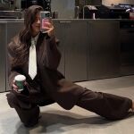 Camisa con corbata y traje oversize marrón: así es el look de Violeta Mangriñán que marca la temporada