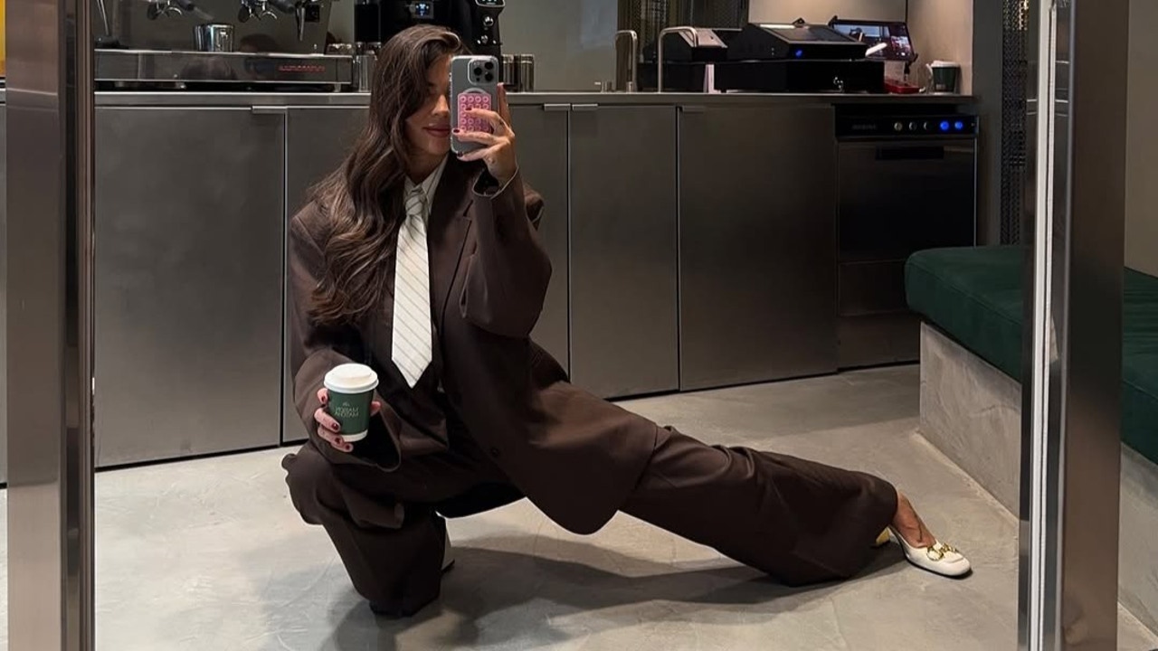 Camisa con corbata y traje oversize marrón: así es el look de Violeta Mangriñán que marca la temporada