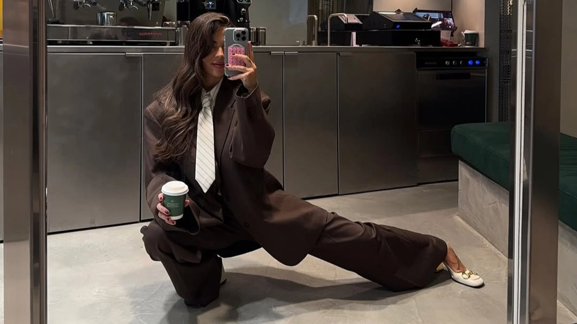 Violeta Mangriñán con traje oversize marrón chocolate y camisa con corbata integrada, tendencia de otoño 2025.