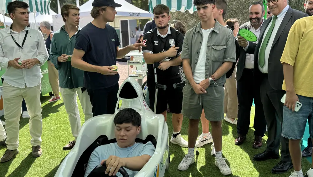 Mario Ruiz-Tagle junto a jóvenes en la feria del vehículo eléctrico de Madrid