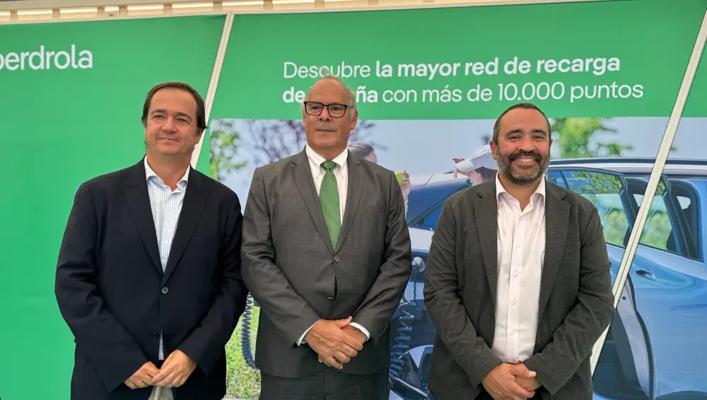 El CEO de Iberdrola España (centro) en la feria de vehículo eléctrico de Colón