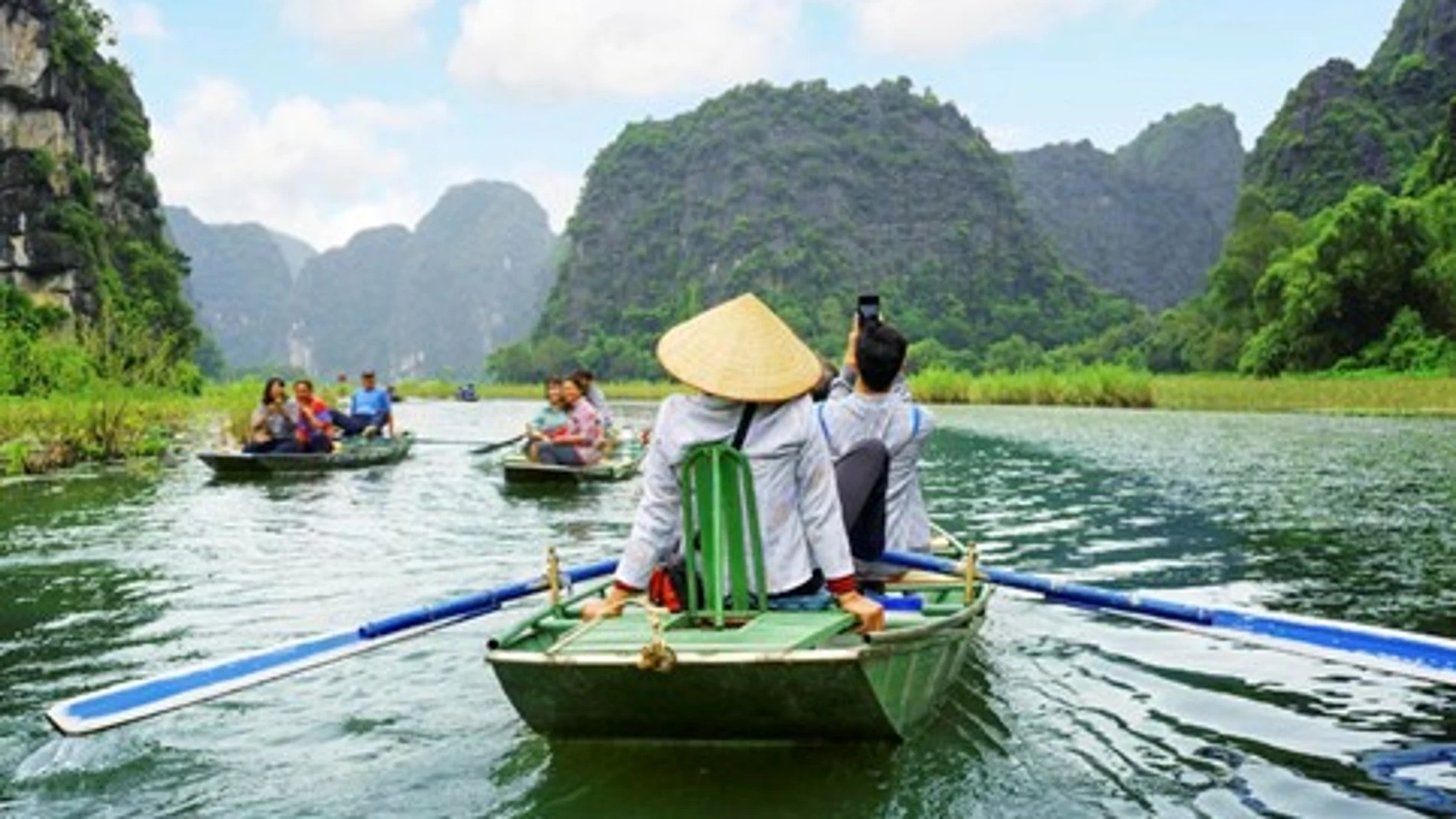 Un grupo de turistas en un país asiático