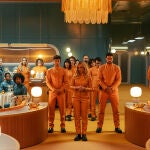 Los empleados de Kimera, con el mono naranja, estarán al completo servicio de los huéspedes, cuyo mono es azul Los empleados de Kimera, con el mono naranja, estarán al completo servicio de los huéspedes, cuyo mono es azul