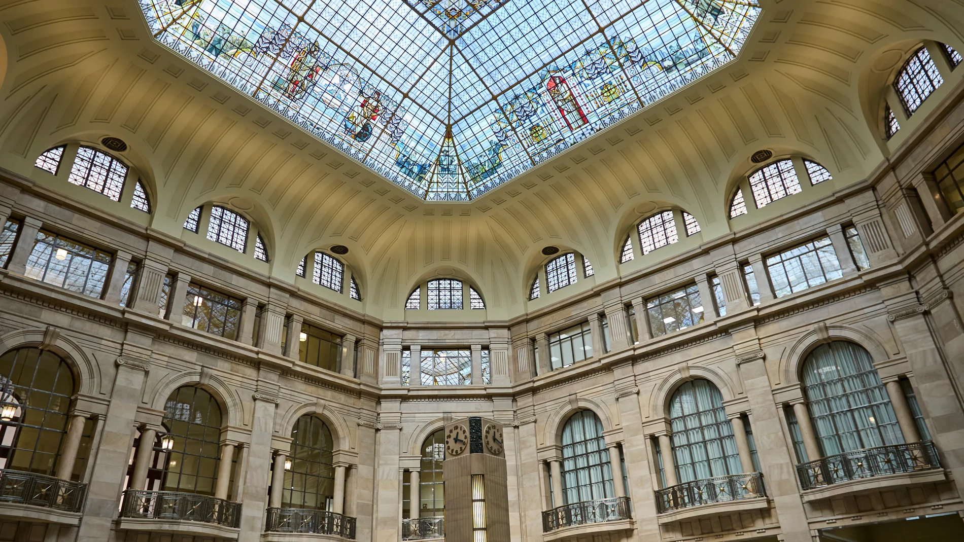 El Banco de España pone en marcha el programa Puertas Abiertas, una amplia oferta de visitas comentadas gratuitas que arranca este próximo mes de octubre, con el objetivo de acercar a la ciudadanía el valioso patrimonio histórico-artístico que la institución ha acumulado a lo largo de sus más de dos siglos de vida. © Alberto R. Roldán / Diario La Razón. 18 09 2025