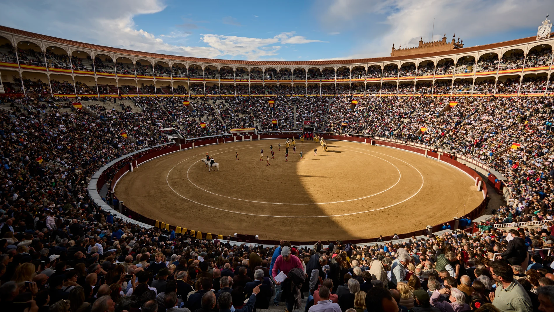 Ambiente de aficiónados taurinos y largas colas para acceder a la plaza de toros. Corrida de Toros en Las Ventas. Feria San Isidro. Toros de José Enrique Fraile de Valdefresno para Paco Ureña, David Galván y Alejandro Chicharro (confirmación). © Alberto R. Roldán / Diario La Razón. 15 05 2025