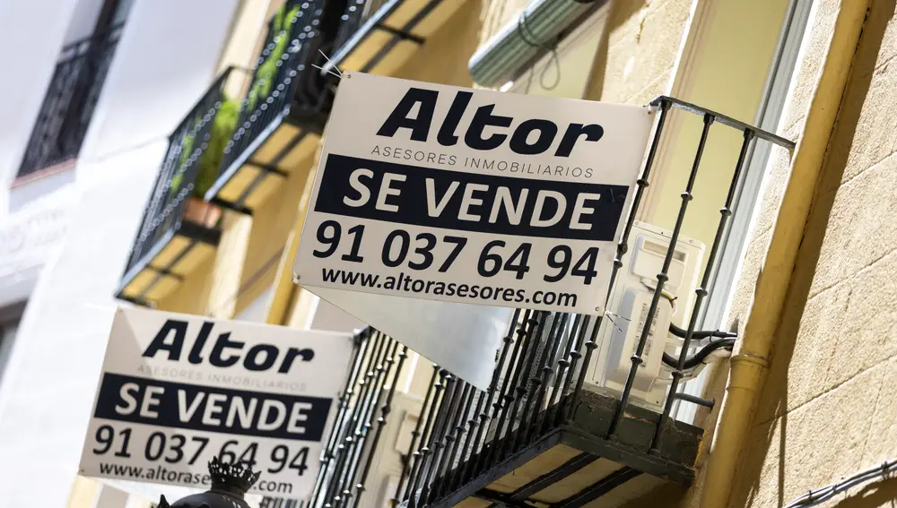 Cartel en una vivienda de se vende.